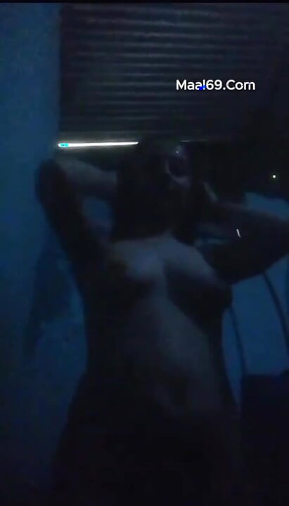 샤워 후 화장실에서 옷을 갈아입는 Czn