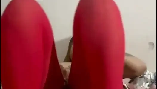 Junge frau in roten dessous spielt alleine