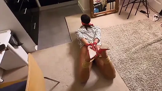 Latin kadın yakalanıyor, gözleri bağlı, sıkı bağlı ve ağzı tıkalı, sonra bant sargısı ağzı tıkalı ve hogtie'ye konur! (daha küçük boyut)