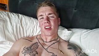 Młoda blondynka str8 chłopak lil d masturbuje się na łóżku hotelowym.