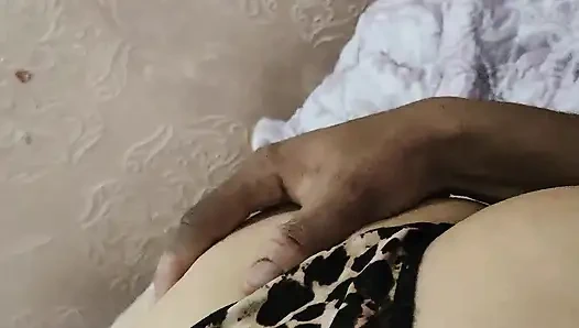 Eine saudische Schlampe betrügt ihren Mann mit irgendjemandem, weil sie Schwanz und Sex liebt