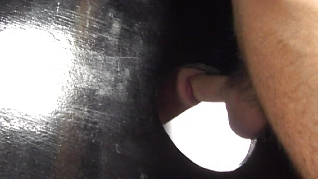 Ich bin ein junger gut bestückter kerle und ich werde an einem gloryhole gelutscht