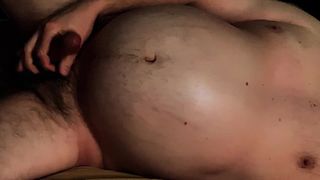 Bola de vientre hinchado papi masturba
