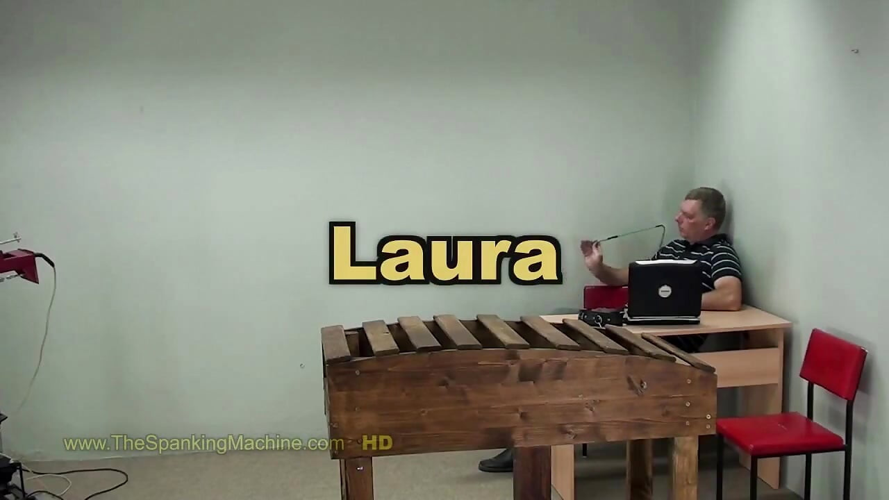 Laura шлепающая машина - порка задницы