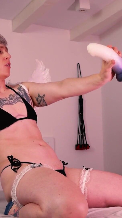 Kultni trenutak iz filma "Moli se odmah: Gay član crkve obraća te koristeći sveti kurac sa straponom - Jaq Quicksilver"