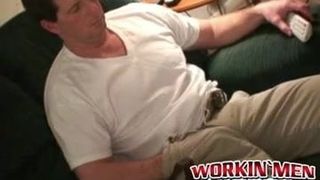Соло зрелой красотки мастурбирует его большой жесткий хуй в любительском видео