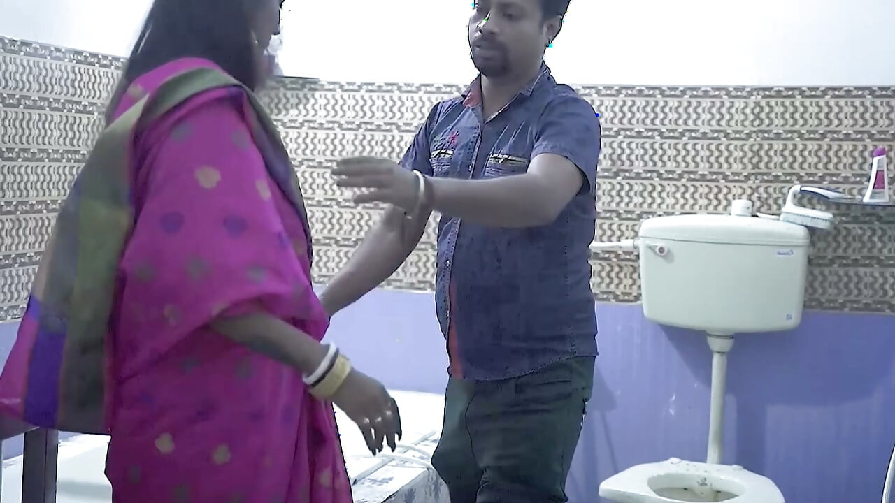 Lalit mistri nal thik krne aaya tha, akeli bhabhi ko pel diya