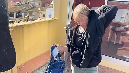 WASHING MACHINE ROOM - THE NEIGHBOUR SUCKS COCK AND I CUM IN HER MOUTH