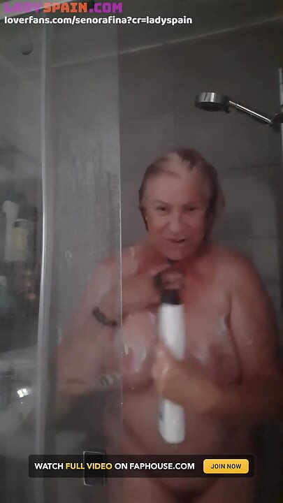 Fă un duș cu doamna excitată Fina și masturbează-te