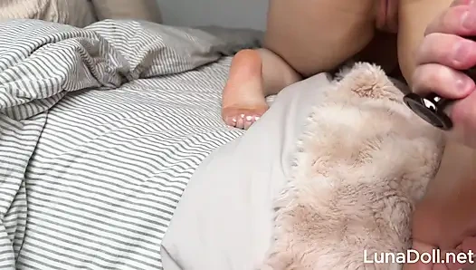 Anal kızlığını bozma: göt tıkacı ve dildo sikilmeden önce çok sıkı göt deliğimi yırtıyor - luna doll