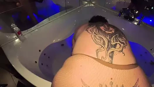 Büyük götlü orta yaşlı seksi kadın üvey oğluyla ateşli bir tatil geçiriyor, sert anal sikiş