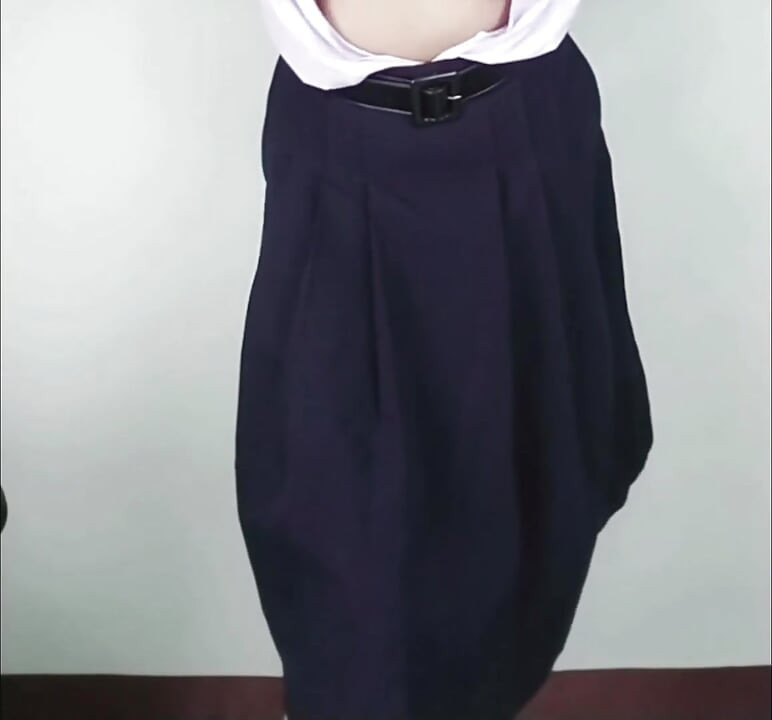 Una chica cachonda de secundaria juega con su coño con un consolador. Realthaisolo