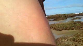 Mostrando pau com piercing extremo na praia de nudismo