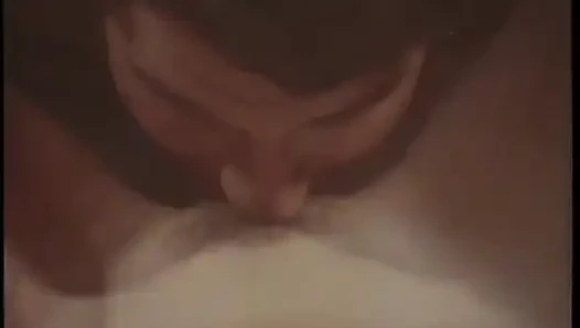 Pelacur cantik melepasnya dan mengisap kontol acak di pesta seks