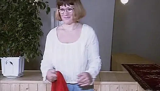 Фигуристая зрелая дама из Германии играет со своей киской на кастинге