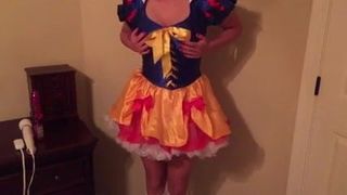 Branca de neve se masturba, tira a roupa e se masturba novamente.