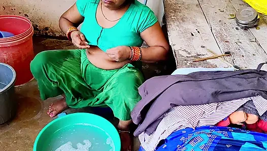 Desi bhabhi ne  bathroom me land chusha