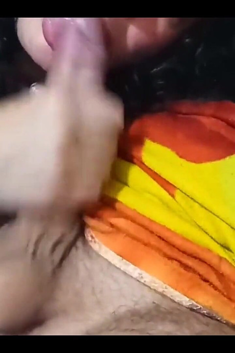 Ώριμη γυναίκα ρουφάει τον πούτσο ενός νεαρού άνδρα