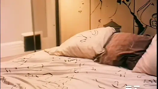 Ateşli ve seksi sarışın sert bir aygır tarafından sikiliyor