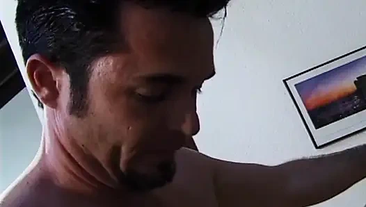 Lubang pantat berbulu cewek sange ini dientot habis-habisan sampai lubangnya menganga lebar