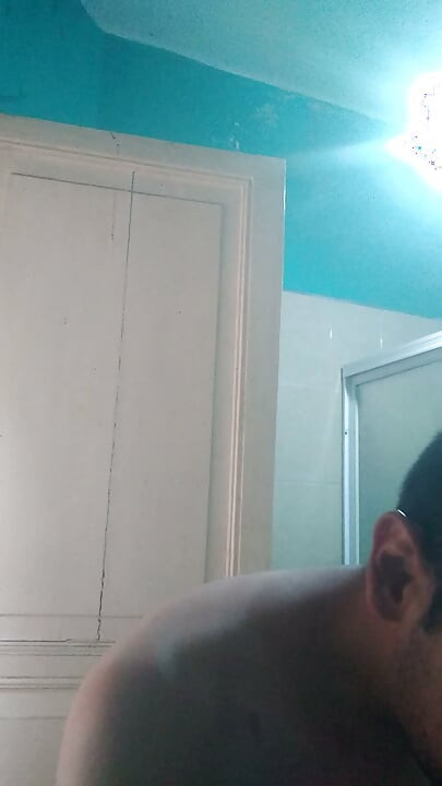 A lavar a cara enquanto acaricio os mamilos