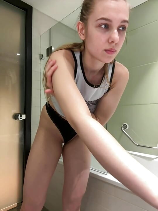 Jucielussie teasing you on the bathroom