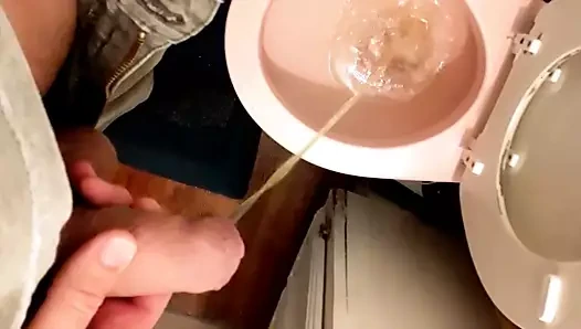 Eski çük banyoda pissing !!! bir adam tuvalete işiyor