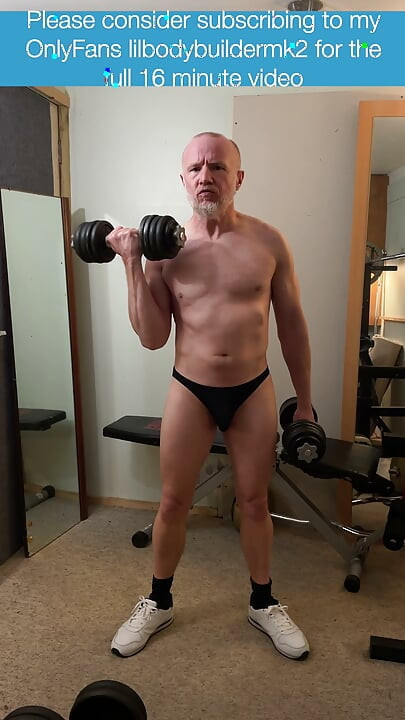 A nagy meleg izmos apó meztelenre vetkőzik a bicepsz- és vállgyakorlatokhoz!