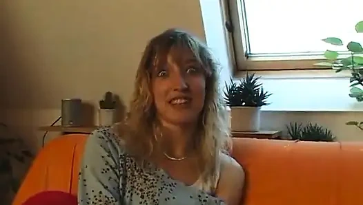 Cewek manis rambut pirang dengan toket yang ditindik lagi asik ngusap memeknya di ruangan casting