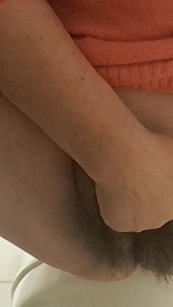 Moment emblématique de « La chatte de Mil est une pute sexy, même quand elle urine, qu’est-ce que la chatte poilue devrait-elle se masturber ? »