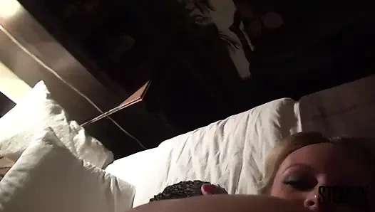 Britin mit großem schwanz fickt legendären pornostar stormy daniels bis zu riesiger gesichtsbesamung