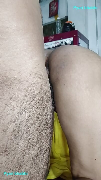 Stor røv kneppet, efter at have taget hele pikken i røven fra , begyndte at skrige i hindi lyd doggy style.