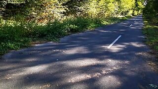 Nackte Titten mitten auf der Strasse geschlagen