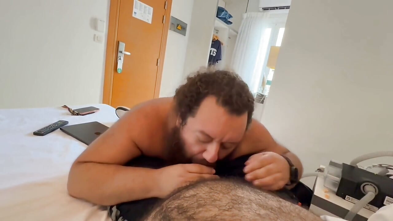 Este gordito me come el culo y me da sus jugos