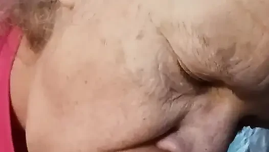 Tonton aku nyepong kontol cowok ini! Tante seksi lagi asik nyepong kontol!
