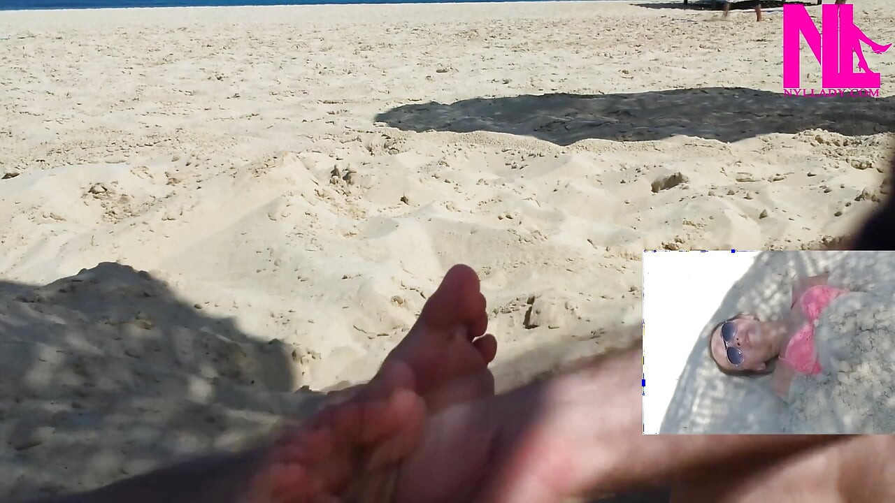 Kakiku digelitik di pantai