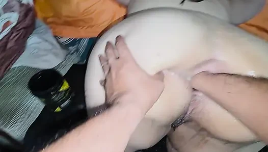Mit meinem arschloch weit offen und locker von so viel fisting, bekomme ich mehrere cumshots in meinem darm gesammelt