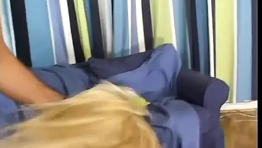 Cewek sange rambut pirang dengan sepatu bot seksi lagi pamer pantat bahenolnya sebelum dientot habis-habisan sama cowok gagah