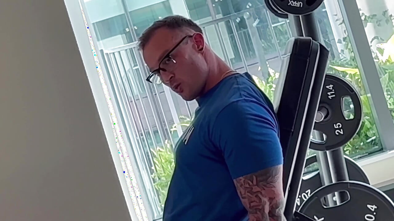 Pas Lesbiske Knepper Med Gym Cuck Creeper