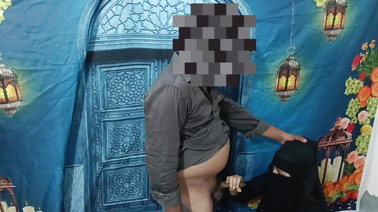 فتاة مسلمة كانت تقوم بعمل يدوي وتمارس الجنس بقوة من قبل غير مختون