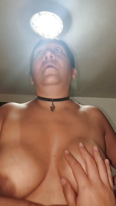 Mexicaanse brunette milf wordt geneukt in haar rode jurk