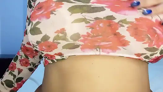 Eine üppige stiefmutter mit dickem arsch masturbiert für ihren stiefsohn und zeigt ihm bei einem Videoanruf ihre muschi.