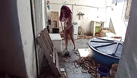 Die Putzfrau im Garten heiß zu machen