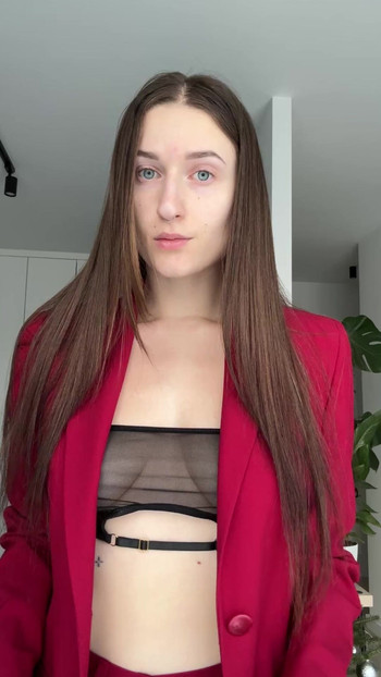 I think it's very hot here, let's take off our clothes🥵