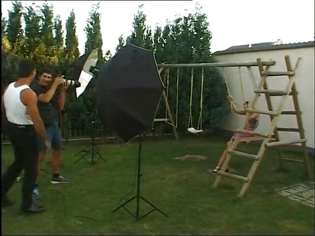 かわいいブルネットのお尻は、兼のシャワーを受ける