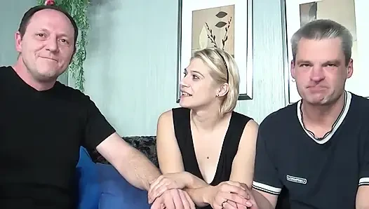 Blondes hottie weit gedehnt in schlampiger dreier-action