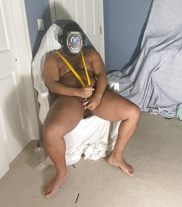Mankini'de maskeli zenci adam götünde dildo ile fleshlight ile boşalmayı okşuyor