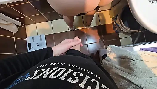 Geiler Ehemann Erwischte Seine Frau Beim Waschen Ihrer Haare Im Badezimmer Und Fickte Sie