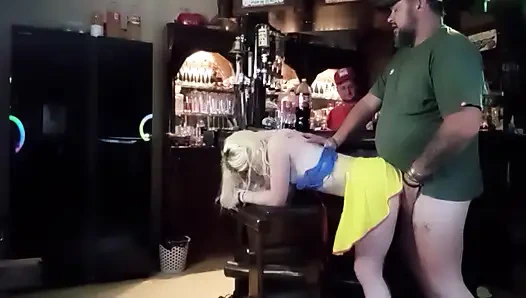 Kerudung merah kecil pirang mendapatkan cinta