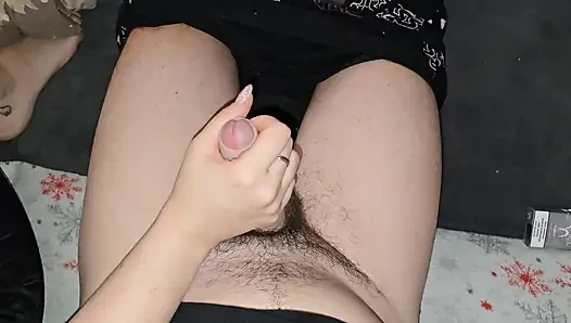 Karım akşam birlikte televizyon izlerken kanepede bana elle muamele çekiyor